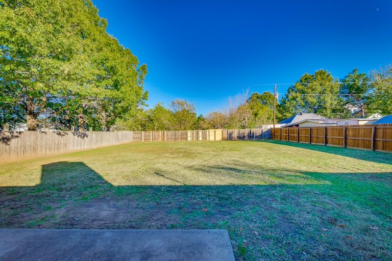 Photo 18 of 19 - 2117 Lea Meadow Cir, Corinth, TX 76208