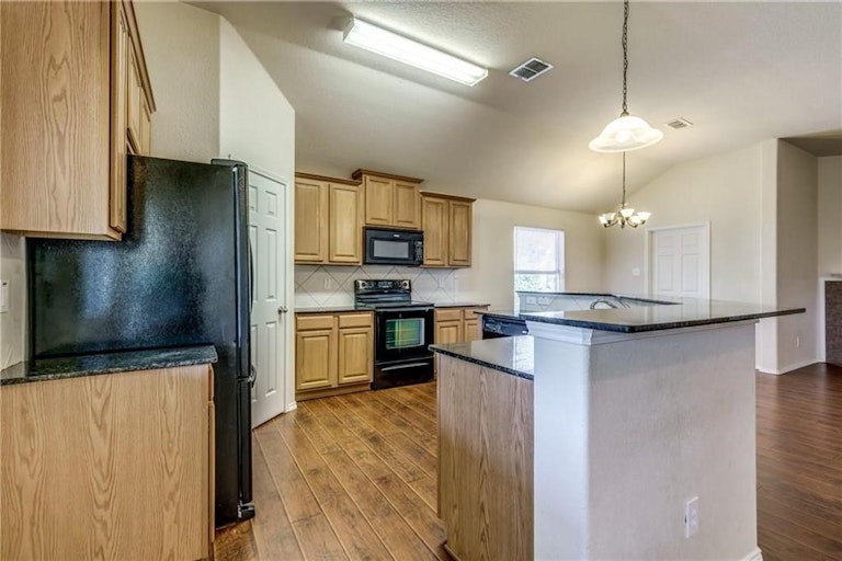 Photo 14 of 33 - 10045 Pronghorn Ln, Fort Worth, TX 76108