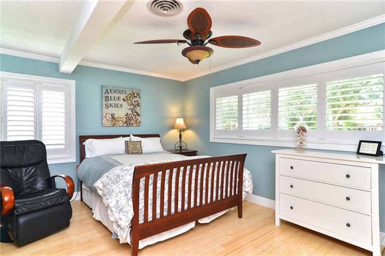 Photo 17 of 25 - 329 Bayview Dr NE, Saint Petersburg, FL 33704