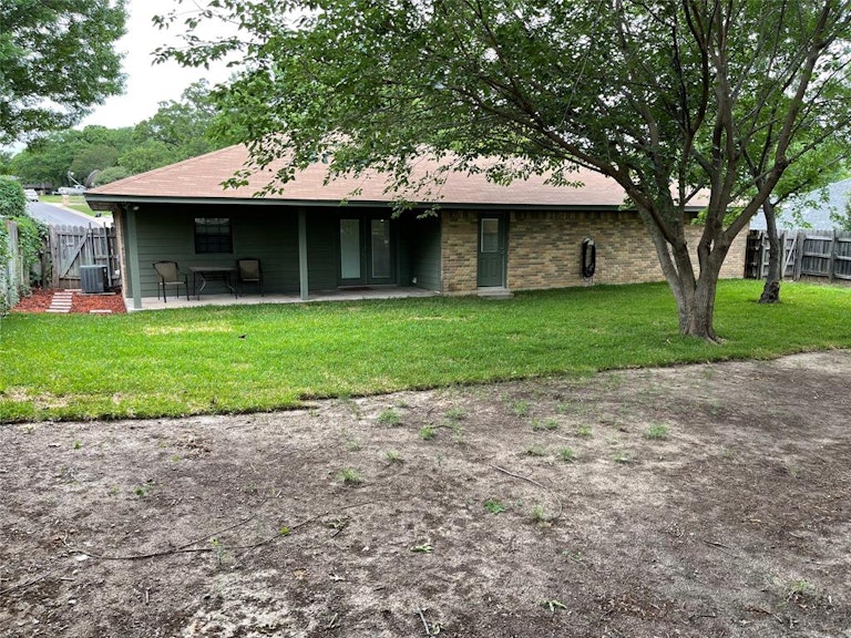 Photo 39 of 40 - 208 Guinevere Dr, Weatherford, TX 76086