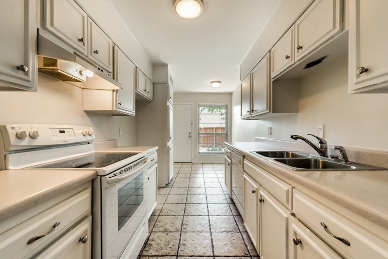 Photo 5 of 32 - 13740 Flagstone Ln, Dallas, TX 75240