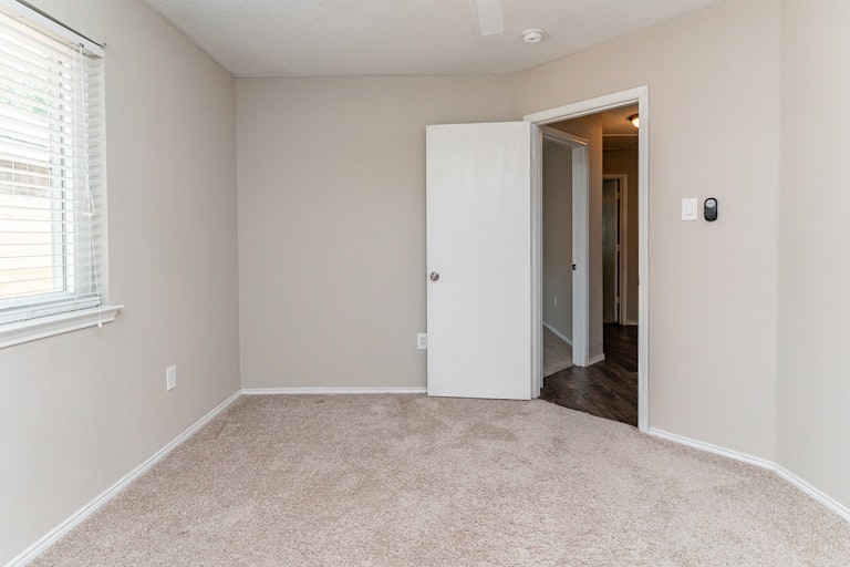 Photo 12 of 19 - 2552 Pilgrim Rest Dr, Dallas, TX 75237