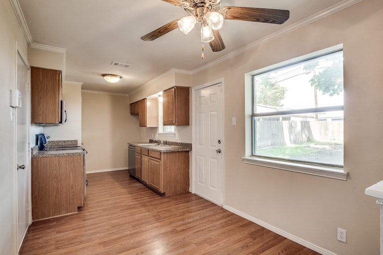 Photo 12 of 21 - 4015 Topaz Dr, Mesquite, TX 75150