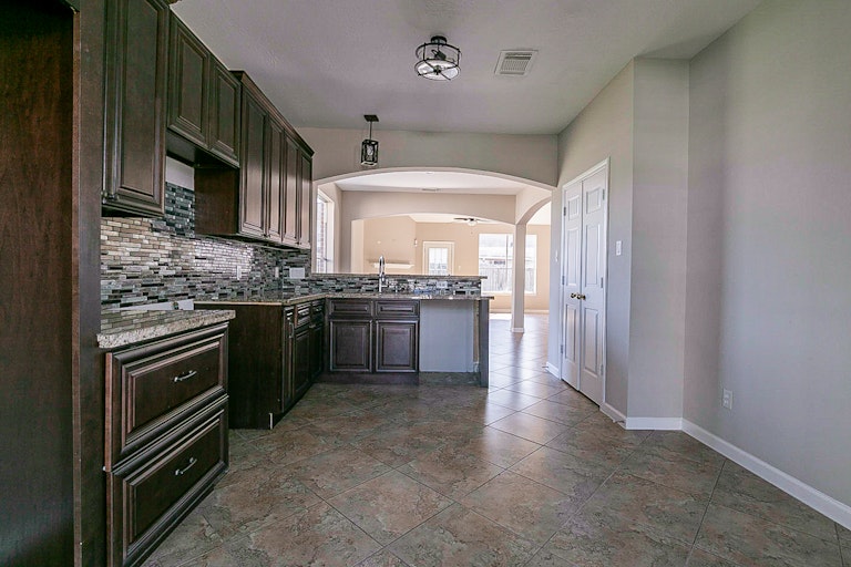 Photo 4 of 30 - 1134 Park Breeze Ct, Fresno, TX 77545