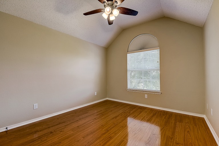 Photo 13 of 37 - 4009 Pear Ridge Dr, The Colony, TX 75056