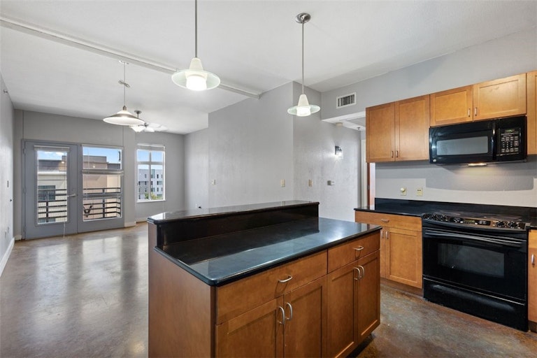 Photo 8 of 32 - 711 W 26th St #701, Austin, TX 78705