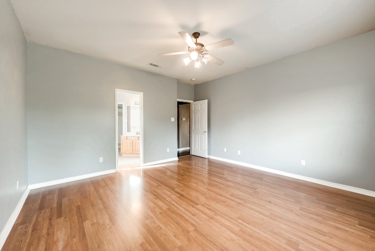 Photo 18 of 33 - 5209 Malibu St, Fort Worth, TX 76244