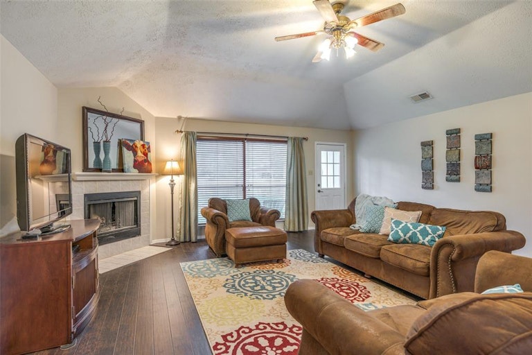 Photo 4 of 25 - 25018 Aughton Dr, Spring, TX 77389