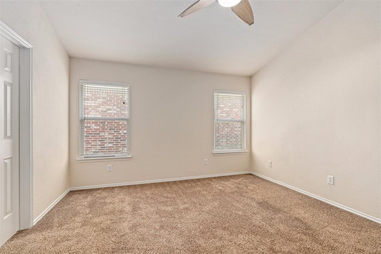 Photo 16 of 25 - 10121 Sourwood Dr, Fort Worth, TX 76244