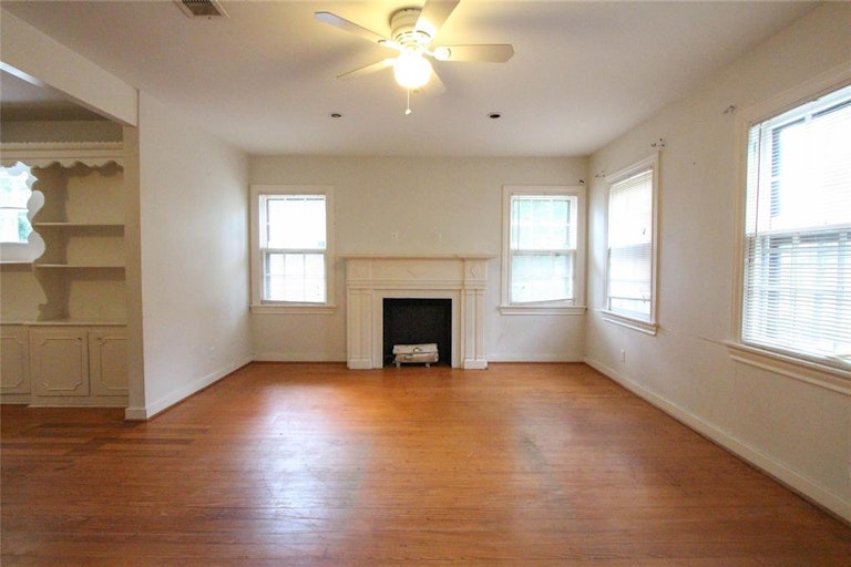 Photo 7 of 15 - 892 Mansfield St, Houston, TX 77091