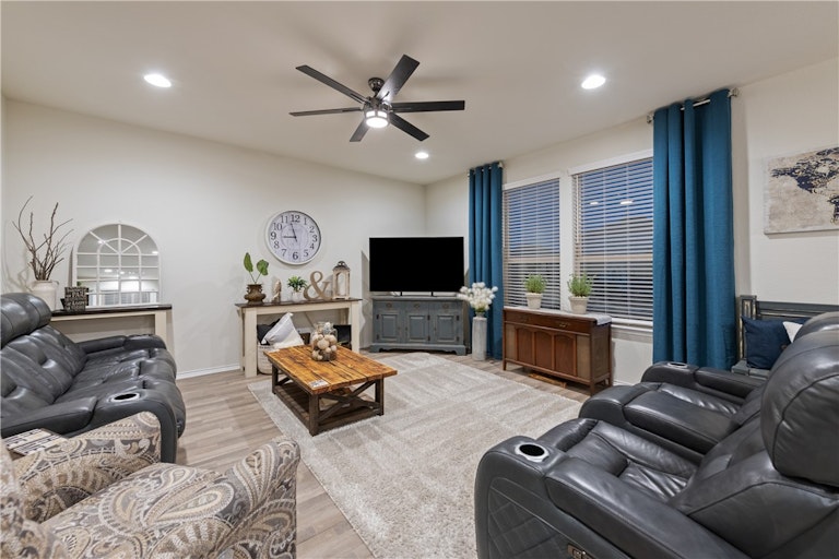 Photo 8 of 37 - 1517 Cliffbrake Way, Georgetown, TX 78626