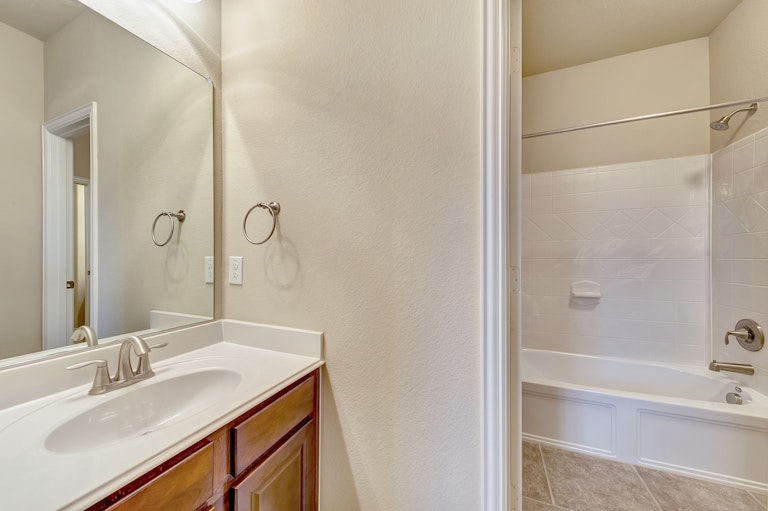 Photo 27 of 31 - 808 W Bend Blvd, Burleson, TX 76028