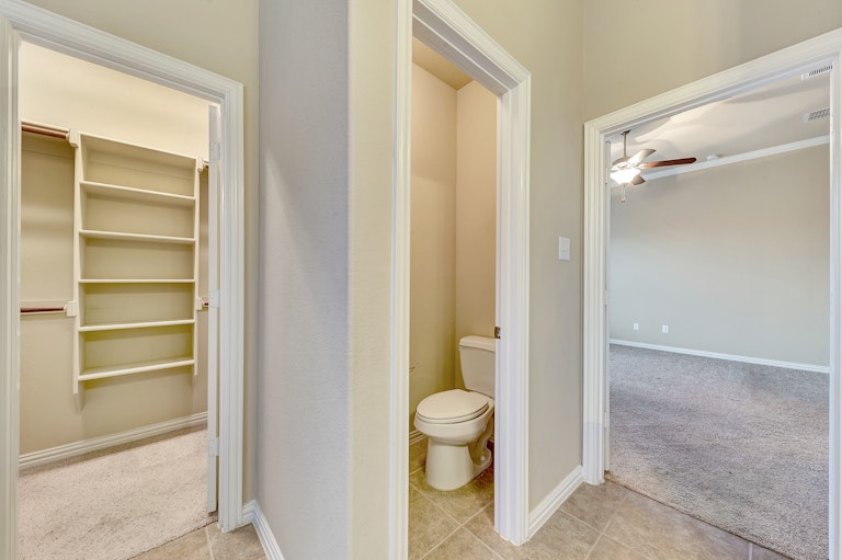Photo 9 of 31 - 808 W Bend Blvd, Burleson, TX 76028