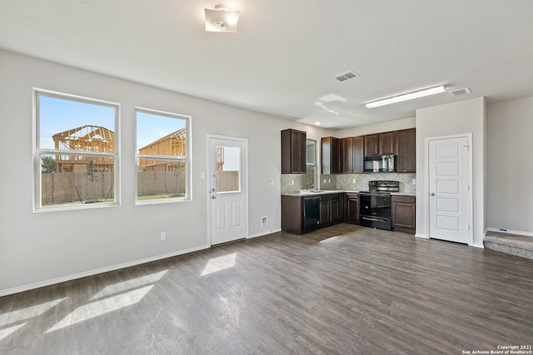 Photo 4 of 19 - 9311 Somers Bnd, San Antonio, TX 78211