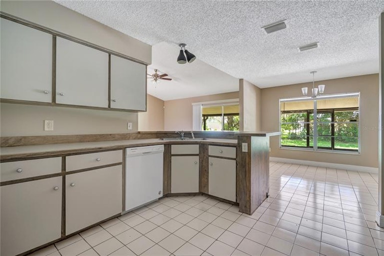 Photo 9 of 33 - 9425 Cannon Dr, Orlando, FL 32817