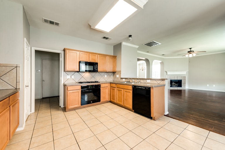 Photo 3 of 33 - 9909 Chadbourne Rd, Fort Worth, TX 76244