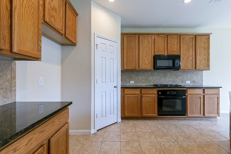 Photo 8 of 31 - 5703 Langham Dawn Ln, Houston, TX 77084