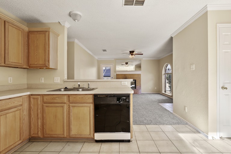 Photo 3 of 25 - 812 Max St, Fort Worth, TX 76108