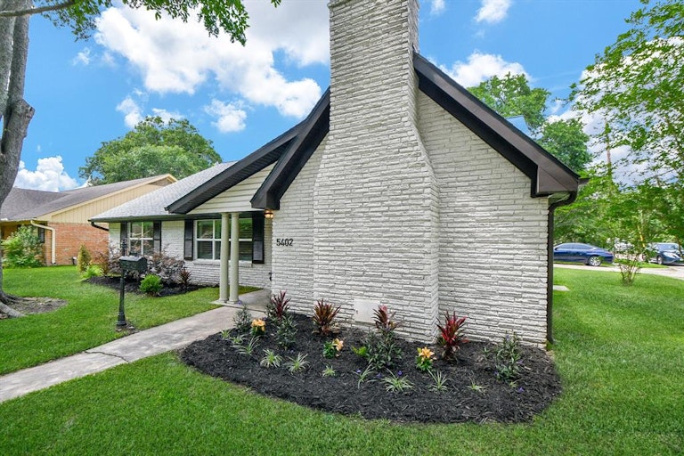 Photo 4 of 49 - 5402 Rutherglenn Dr, Houston, TX 77096