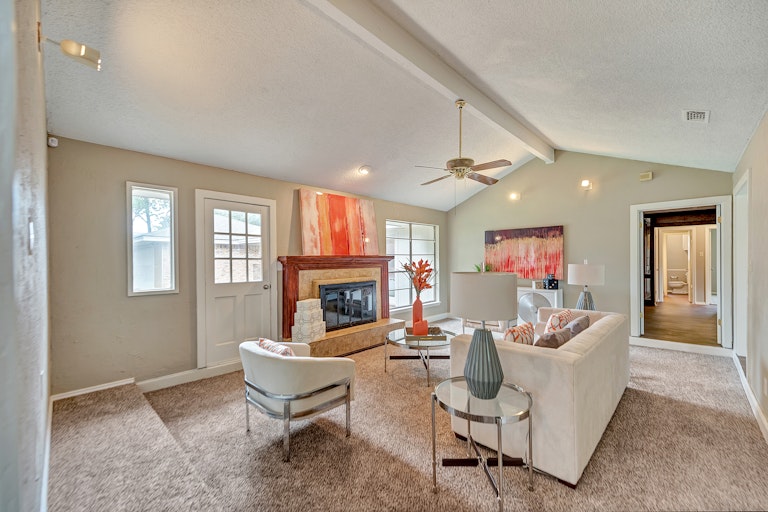 Photo 10 of 34 - 2714 Whispering Trail Cir, Pantego, TX 76013