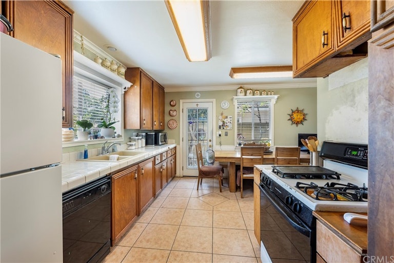 Photo 3 of 7 - 1402 N Jackson St, Santa Ana, CA 92703