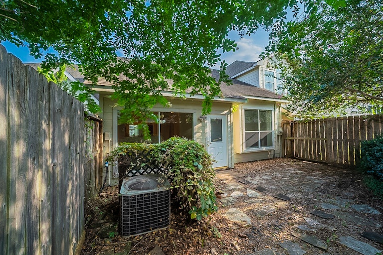 Photo 27 of 28 - 10218 Thornmont Ln, Houston, TX 77070