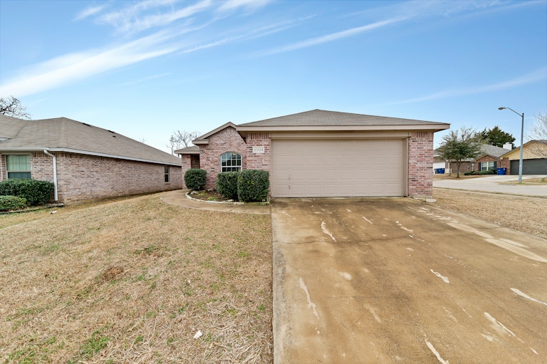 Photo 1 of 26 - 8904 Catalonia Dr, Dallas, TX 75217