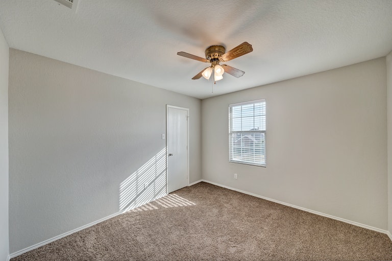 Photo 26 of 34 - 202 Rosewood Ct, Red Oak, TX 75154