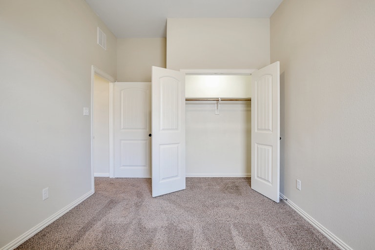 Photo 18 of 26 - 729 Seabourne Dr, Fort Worth, TX 76179