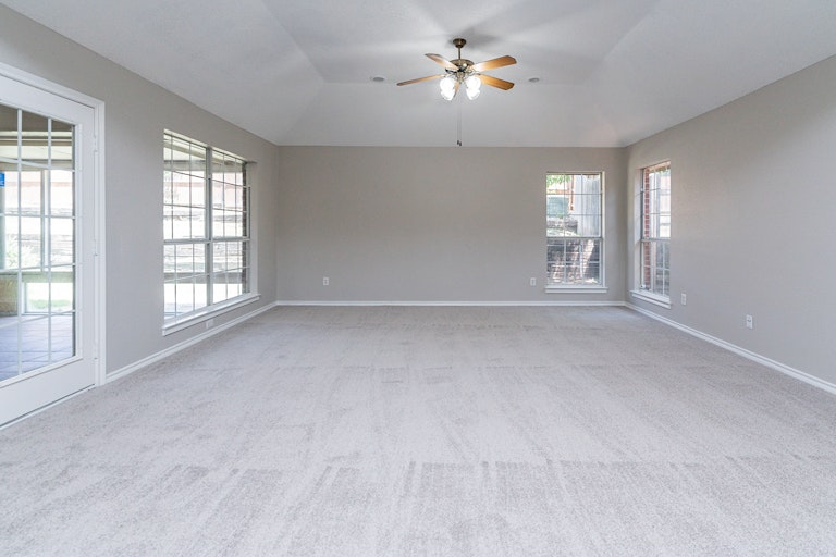 Photo 13 of 25 - 10170 Meadowcrest Dr, Benbrook, TX 76126