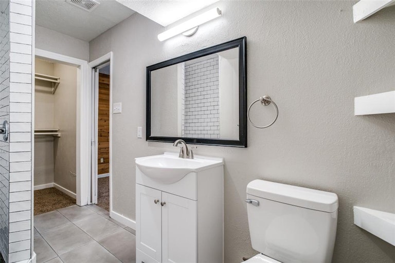 Photo 12 of 19 - 551 Cripple Creek Dr, Duncanville, TX 75116