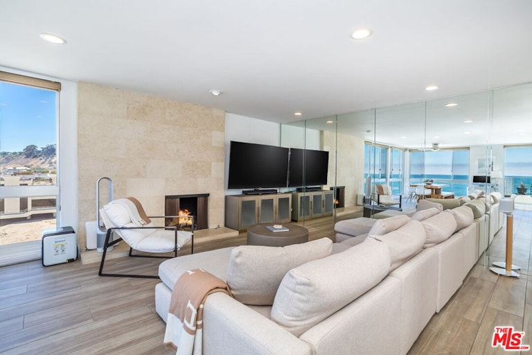 Photo 9 of 28 - 22548 Pacific Coast Hwy #410, Malibu, CA 90265