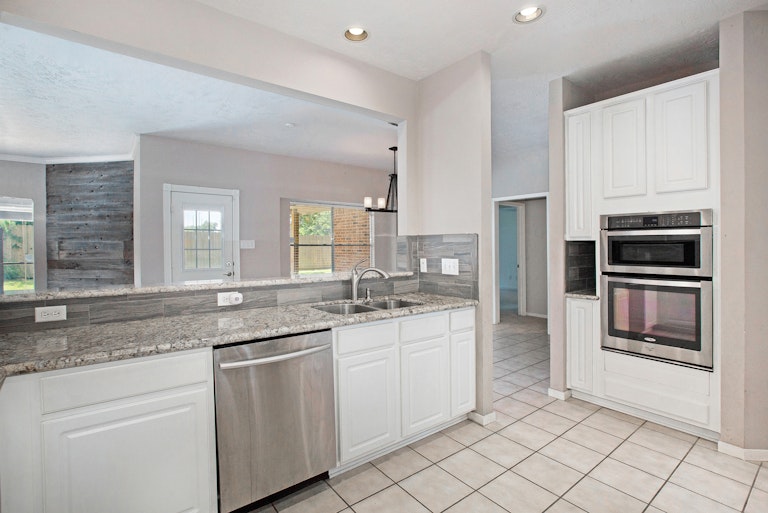 Photo 8 of 17 - 11919 Lakewood Hills Dr, Tomball, TX 77377