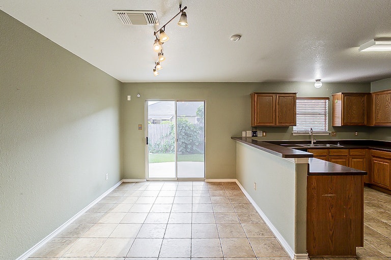 Photo 9 of 20 - 2327 Baxter Sta, San Antonio, TX 78245