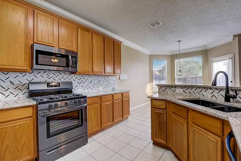 Photo 24 of 37 - 4009 Pear Ridge Dr, The Colony, TX 75056