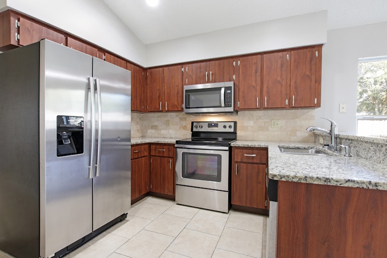 Photo 2 of 17 - 1402 Mohrlake Dr, Brandon, FL 33511