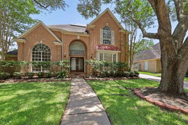 Photo 1 of 37 - 811 Whitby Ct, Sugar Land, TX 77479