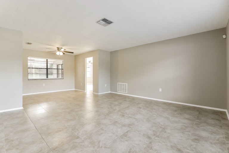 Photo 12 of 27 - 1195 Glowood Ave, Spring Hill, FL 34609