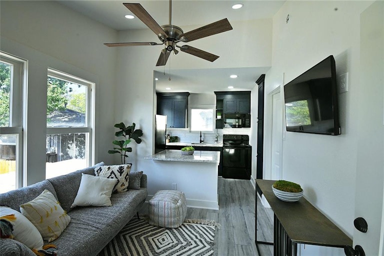 Photo 34 of 38 - 724 W Melwood St, Houston, TX 77009