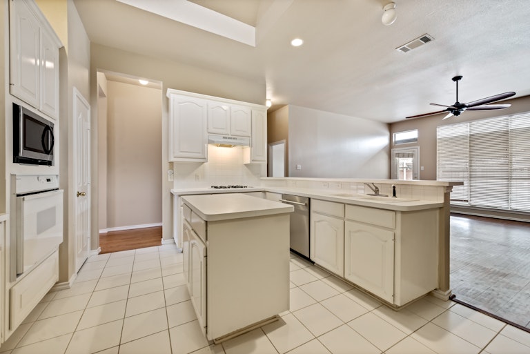 Photo 8 of 29 - 3954 Wisteria Ln, Haltom City, TX 76137