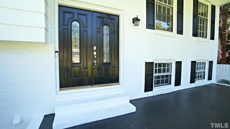 Photo 3 of 37 - 1308 Manovill Pl, Raleigh, NC 27609