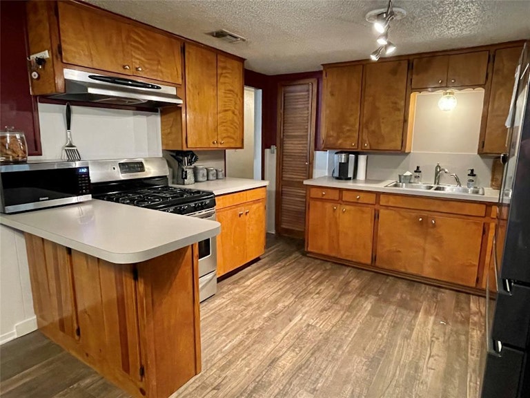 Photo 8 of 26 - 131 N Roe St, Fort Worth, TX 76108