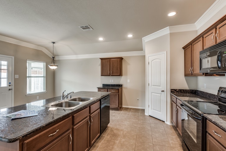 Photo 2 of 21 - 2108 Meadow View Dr, Princeton, TX 75407