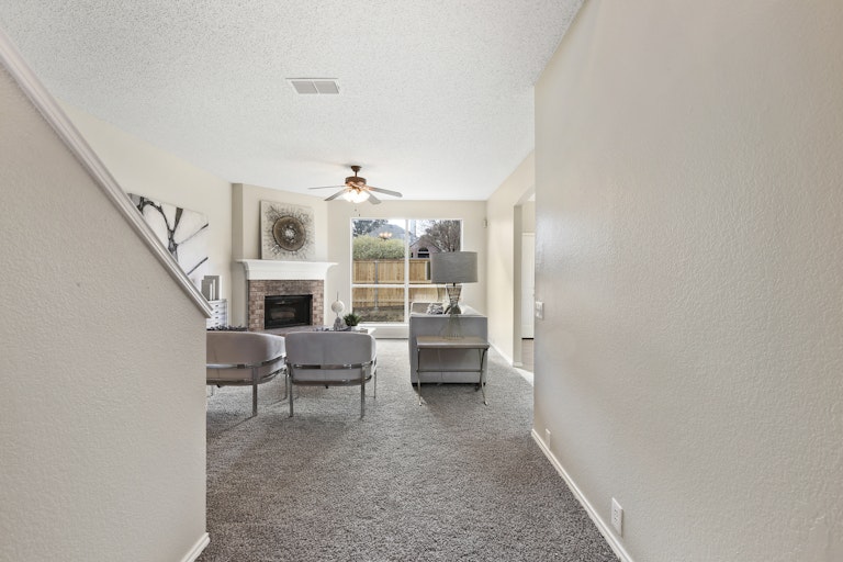 Photo 4 of 31 - 4708 Park Bend Dr, Fort Worth, TX 76137