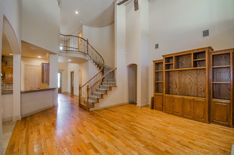 Photo 17 of 47 - 3006 Queen Ann Ct, Arlington, TX 76001