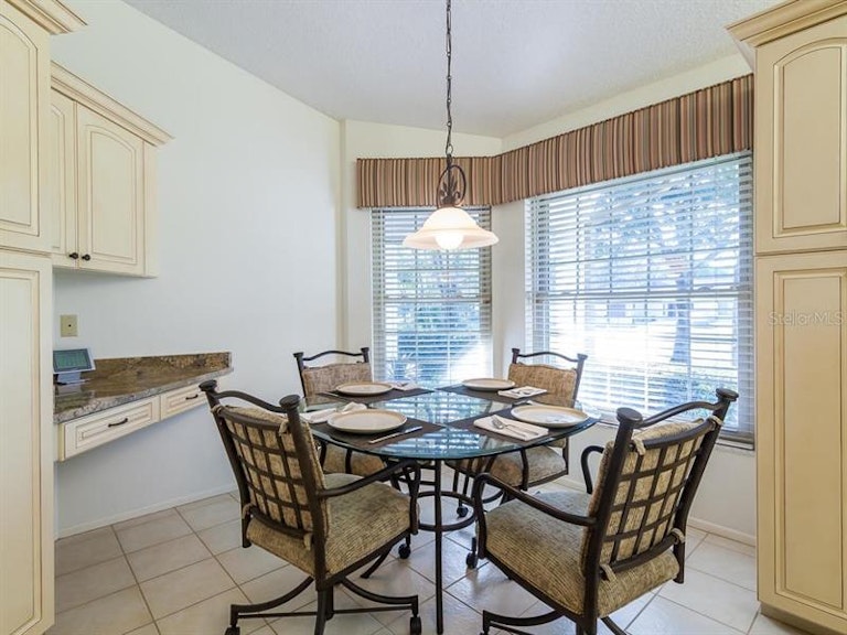 Photo 9 of 25 - 6079 Ravenwood Dr, Sarasota, FL 34243