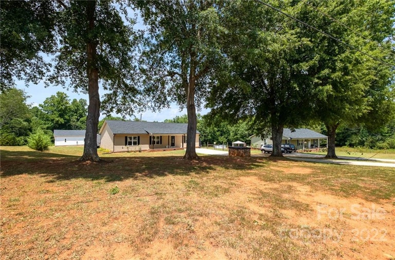 Photo 2 of 30 - 1084 Park Cir, Lincolnton, NC 28092