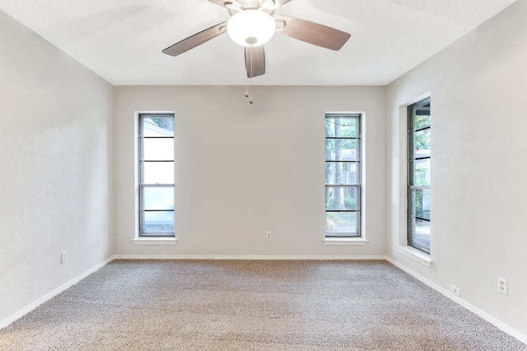 Photo 16 of 26 - 3017 Scenic Hills Dr, Bedford, TX 76021