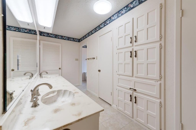 Photo 23 of 40 - 312 Greenbriar Ln, Colleyville, TX 76034