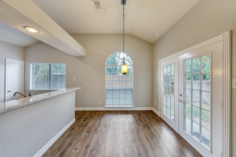 Photo 9 of 21 - 6401 Mercedes Dr, Arlington, TX 76001